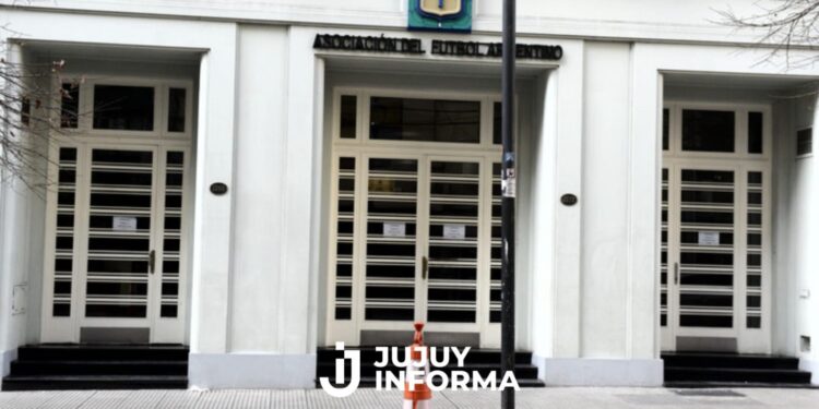 Revés para Tapia y Toviggino: un juez calificó de “una mera formalidad y ficción jurídica” el cambio de domicilio de la AFA