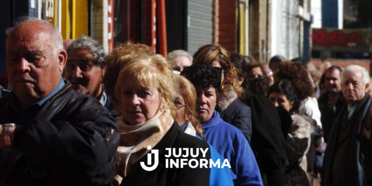 Adultos mayores: Un 34% tiene alta sintomatología ansiosa y depresiva y el 46%, ingresos insuficientes