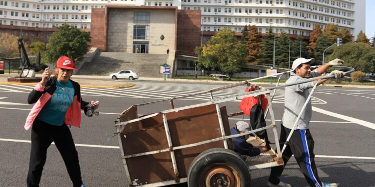 Advierten que la pobreza estaría en niveles similares de cara al segundo semestre: “No va a haber grandes cambios”