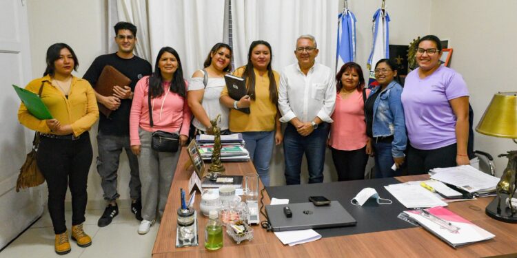El Intendente Julio Bravo diagrama obras junto a vecinos de las 48 Viviendas