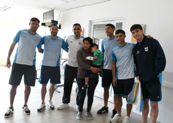 Entrega de juguetes: el corazón albiceleste latió con fuerza en el Materno Infantil