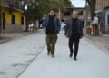Julio Bravo visitó la obra de pavimentación en calle Santo Domingo
