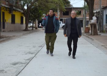Julio Bravo visitó la obra de pavimentación en calle Santo Domingo