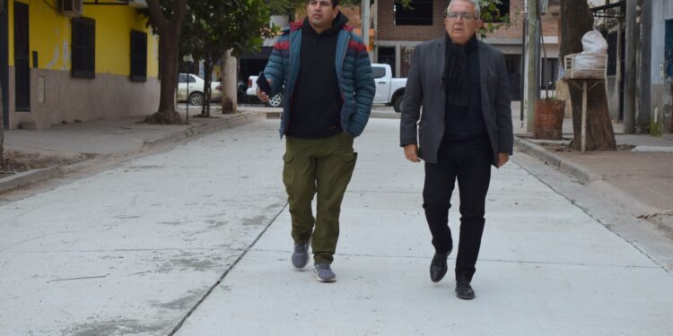 Julio Bravo visitó la obra de pavimentación en calle Santo Domingo