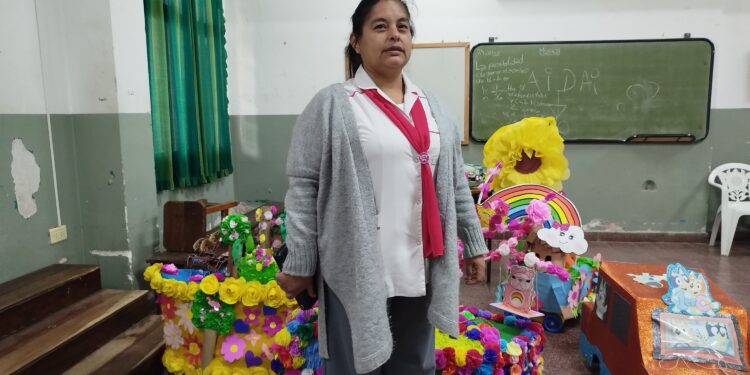 La Escuela Domingo Teófilo Pérez culmina la Semana del Estudiante con un colorido desfile de mini carrozas y sombreros locos
