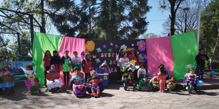 El Jardín Kindergarten celebró la llegada de la primavera con un desfile de mini carrozas en Plaza Belgrano