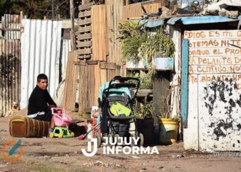Barrios populares: seis de cada diez personas se endeudaron para comprar alimentos y 43,7% se salteó comidas