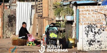 Barrios populares: seis de cada diez personas se endeudaron para comprar alimentos y 43,7% se salteó comidas