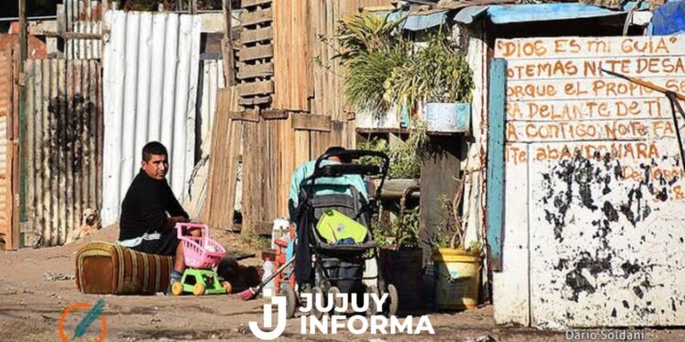 Barrios populares: seis de cada diez personas se endeudaron para comprar alimentos y 43,7% se salteó comidas