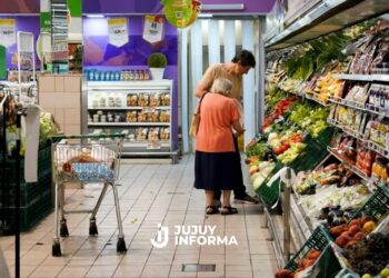 El consumo de los hogares del país volvió a caer en agosto
