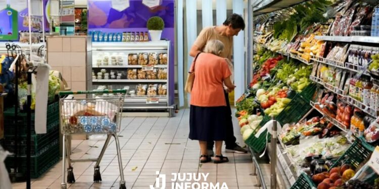 El consumo de los hogares del país volvió a caer en agosto