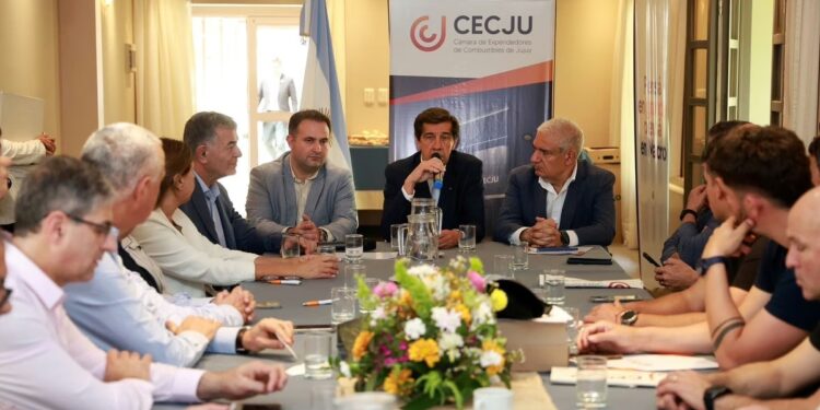 Sadir planteó una agenda de modernización y empleo para el sector de combustibles