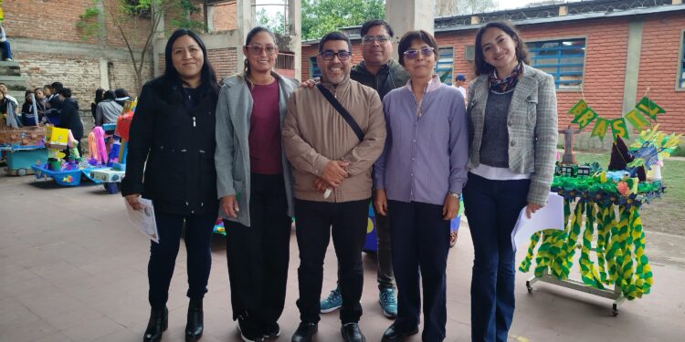 El Colegio Secundario N° 15 celebra la conclusión de un proyecto interdisciplinario con un desfile de minicarrozas