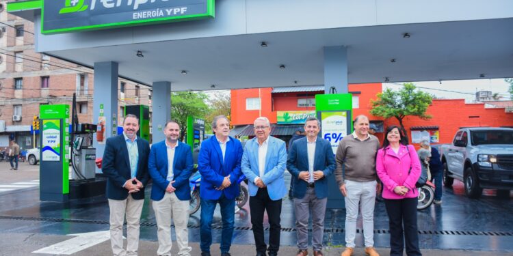 Julio Bravo acompañó la presentación de la primera estación Refi Plus YPF en Jujuy