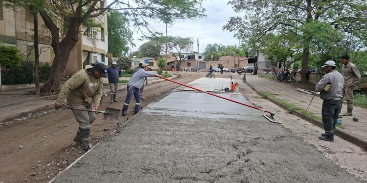 En San Pedro de Jujuy continúan pavimentando calle Santa Catalina