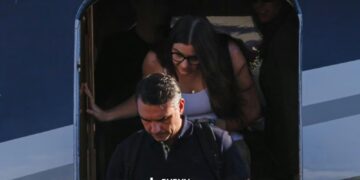 Flávio Bolsonaro llegó a Miami, luego de que el Gobierno confirmó que había despegado de Argentina